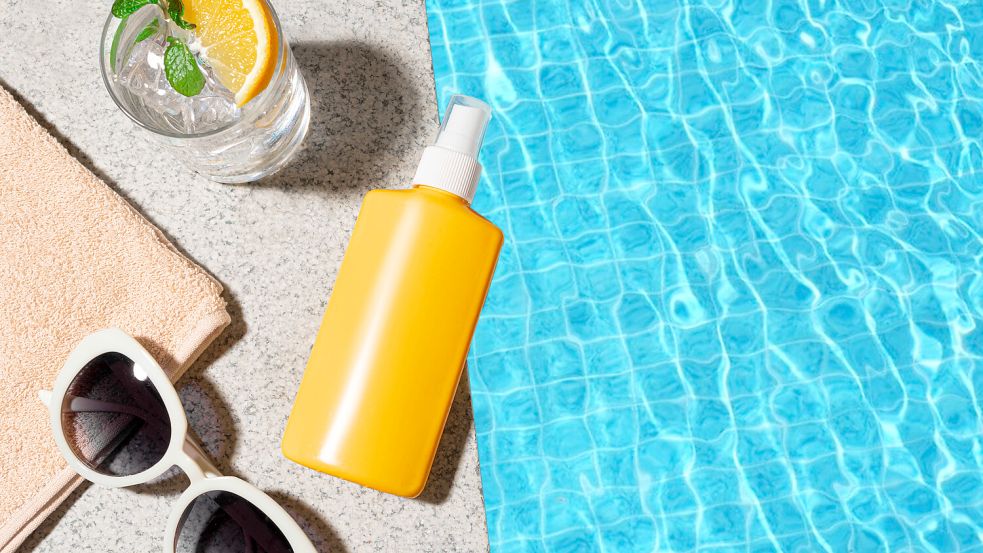 Vor allem an einem Tag am Strand oder Pool sollte der Sonnenschutz nicht zu kurz kommen. Foto: IMAGO / Zoonar