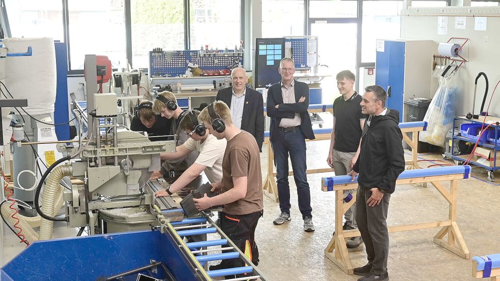 Eine gedeihliche Kooperation fand kürzlich in Großefehn statt. Vier Schüler der KGS stellten im Unternehmen TS Aluminium Getränkekistenhalter her. Ziel des Projektes Generationen-Werkstatt ist es, junge Menschen fürs Handwerk zu begeistern. Foto: privat