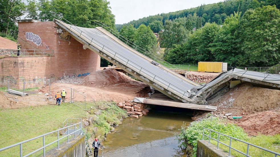 Die Brücke stürzt durch Sprengung ein Foto: Uwe Anspach/dpa