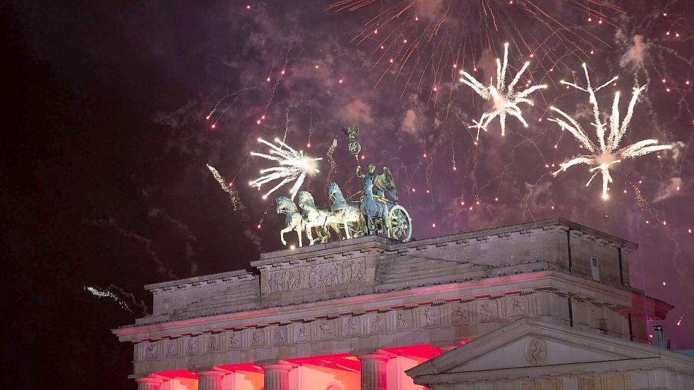 Zum Abschluss der Show gab es - wie hier beim Jahreswechsel 2024/2025 - ein Feuerwerk. (Archivbild) Foto: Joerg Carstensen/dpa