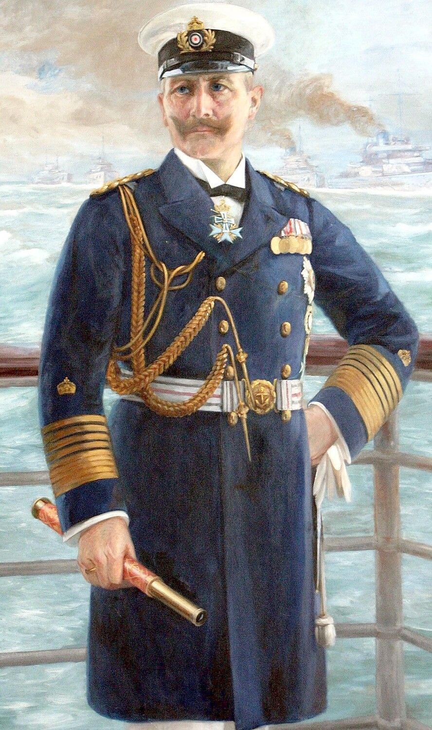 Kaiser Wilhelm II. (Porträt von Adolph Behrens) rüstet gegen Großbritanniens Überlegenheit auf den Weltmeeren an, um die Bedeutung Deutschlands hervorzuheben und koloniale Ansprüche zu sichern. Der Bau des Kaiser-Wilhelm-Kanals und die Einrichtung des Flottenstützpunkts für Großkampfschiffe in Wilhelmshaven fällt in diese Zeit.