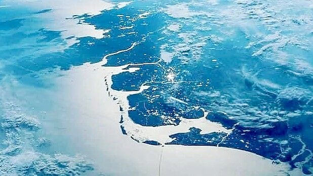 Blick aus dem All auf die Kette der West- und Ostfriesischen Inseln mit dem Wattenmeer, dem Ijsselmeer (unten), Emsmündung und Dollart, Jadebusen, Weser- und Elbemündung. Foto: Nasa