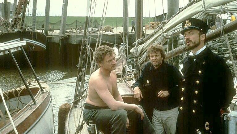 Szene aus der Serie „Das Rätsel der Sandbank“ von Radio Bremen. Die Verfilmung von 1985 gibt´s heute als DVD: Davies, Carruthers und der deutsche Kapitänleutnant v. Brüning auf der „Dulcibella“. Foto: Radio Bremen - Barbara Büchner-Beauvais