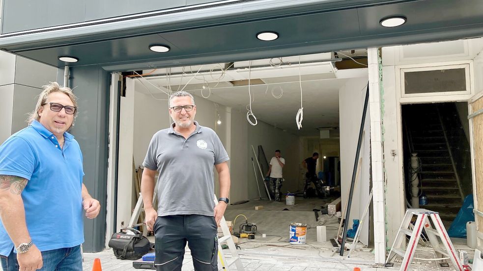Die Gebäudeeigentümer Holger Moh (links) und Jad Boussikouk lassen das Wohn- und Geschäftshaus an der Langen Straße 26 seit einiger Zeit aufwendig sanieren. Foto: Thomas Breuer