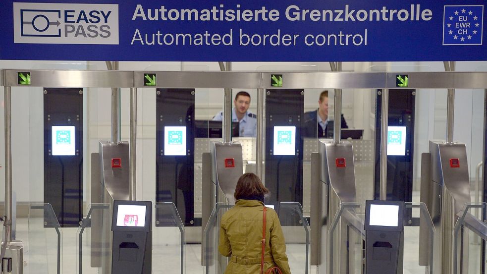 Das neue EU-Grenzsystem soll mehr automatisierte Kontrollen ermöglichen. (Archivbild) Foto: picture alliance / dpa