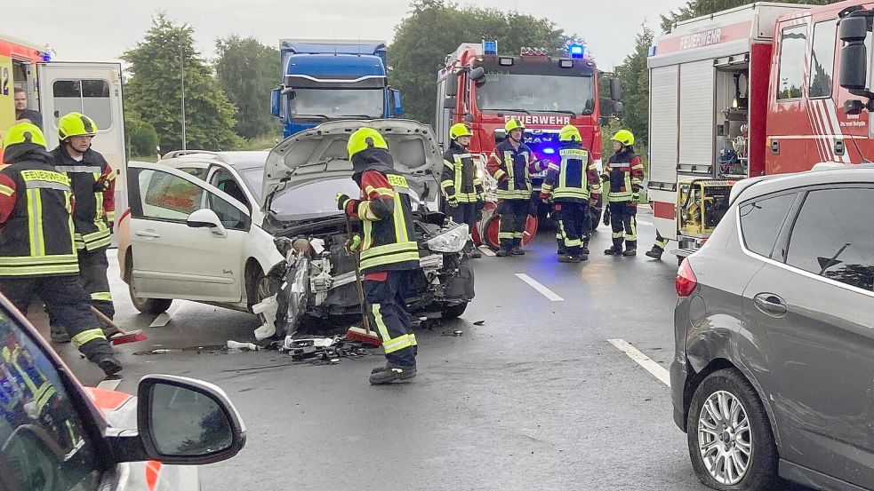 Bei dem Unfall auf der Kreuzung L 14 / Königsstraße, auch Knotenpunkt genannt. wurde der Fahrer eines Peugeot schwer verletzt. Foto: Bodo Wolters