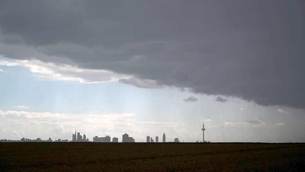 Regen, Regen, Regen: Der Juli in Deutschland war insgesamt zu nass. (Symbolfoto) Foto: Arne Dedert/dpa