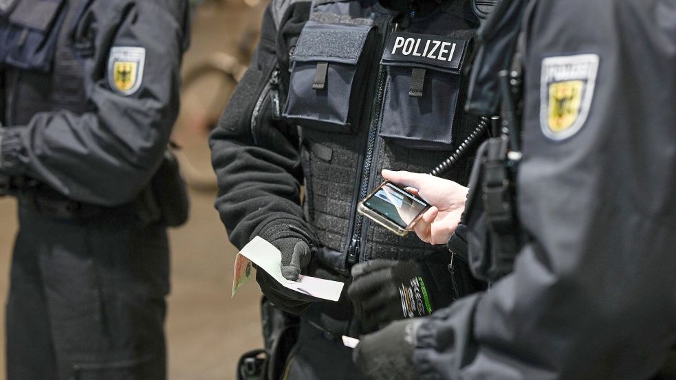 Die Einhaltung des Waffenverbots wird im Hauptbahnhof Bremen von der Bundespolizei kontrolliert. Bei aufgedeckten Verstößen werden Verfahren eingeleitet. Foto: Karsten Klama / dpa