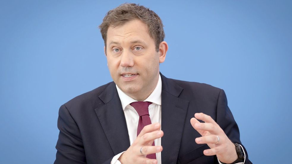Der Finanzminister will Investitionen hochfahren - und kündigt schon neue Sparzwänge an. Foto: Soeren Stache/dpa