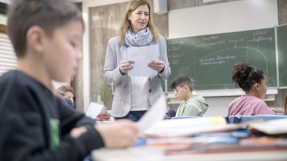 Tausende Beamte klagen in Niedersachsen für ein höheres Gehalt – darunter auch viele Lehrer. Foto: dpa/ Marijan Murat