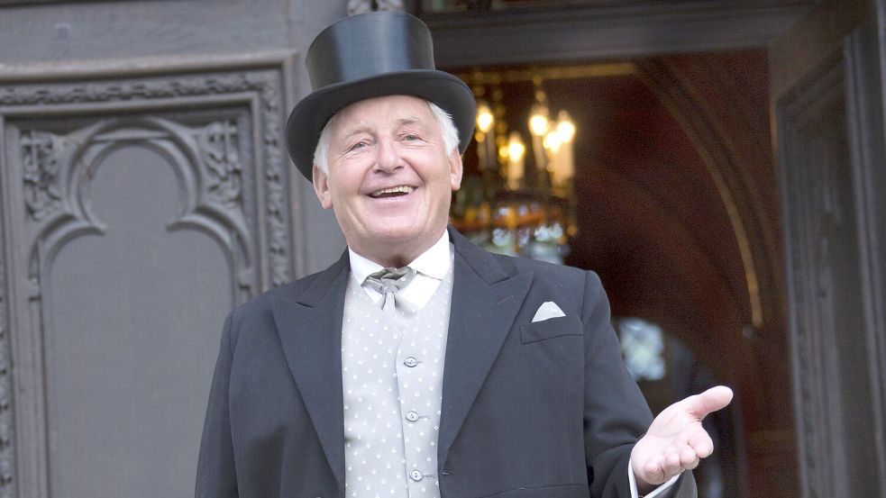 Graf Carl Georg empfängt die Besucherinnen und Besucher persönlich und geleitet sie durch die repräsentativen Räume der Evenburg. Foto: Grete Schönfeld/Kreis Leer
