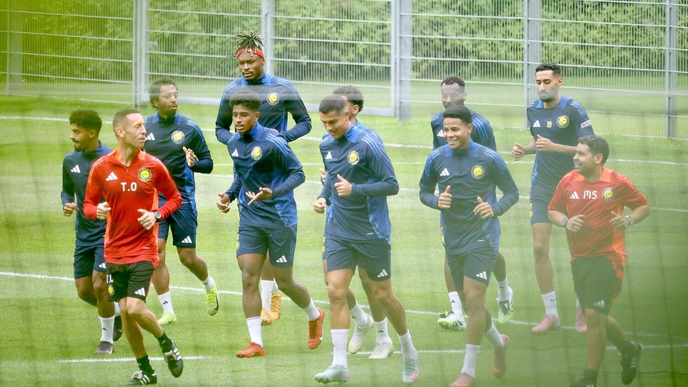 Cristiano Ronaldo (Mitte) und sein Team haben von dem schlechten Wetter in Österreich offenbar genug. Foto: DPA
