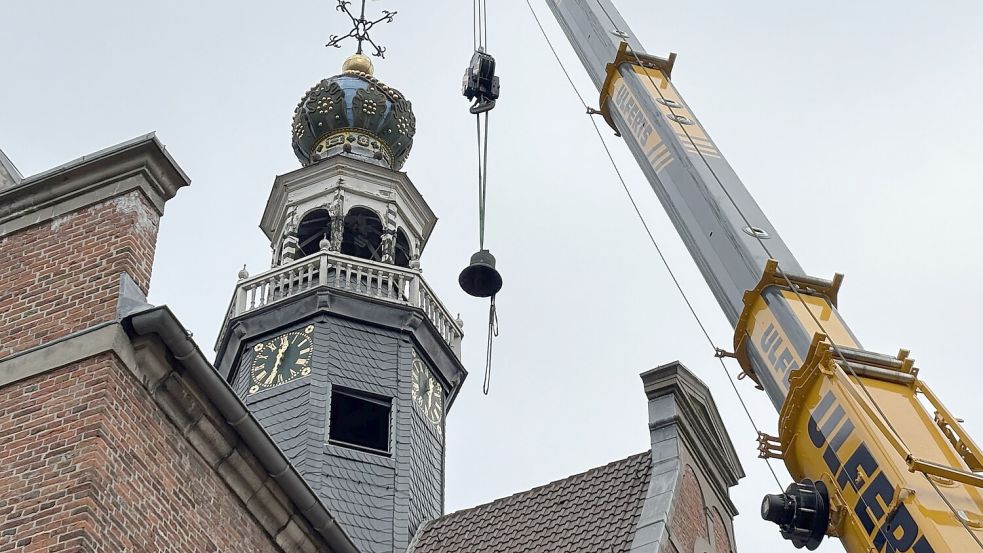 Am 11. März 2025 wurde die Hauptglocke der Neuen Kirche aus dem Turm gehoben. Foto: Mona Hanssen/Archiv