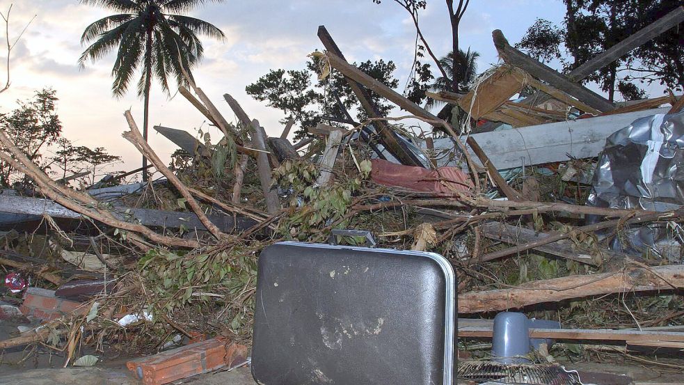 Zerstörungen in Thailand nach dem Erdbeben vor Sumatra im Jahr 2004. Foto: dpa/epa/Vinai Dithajohn