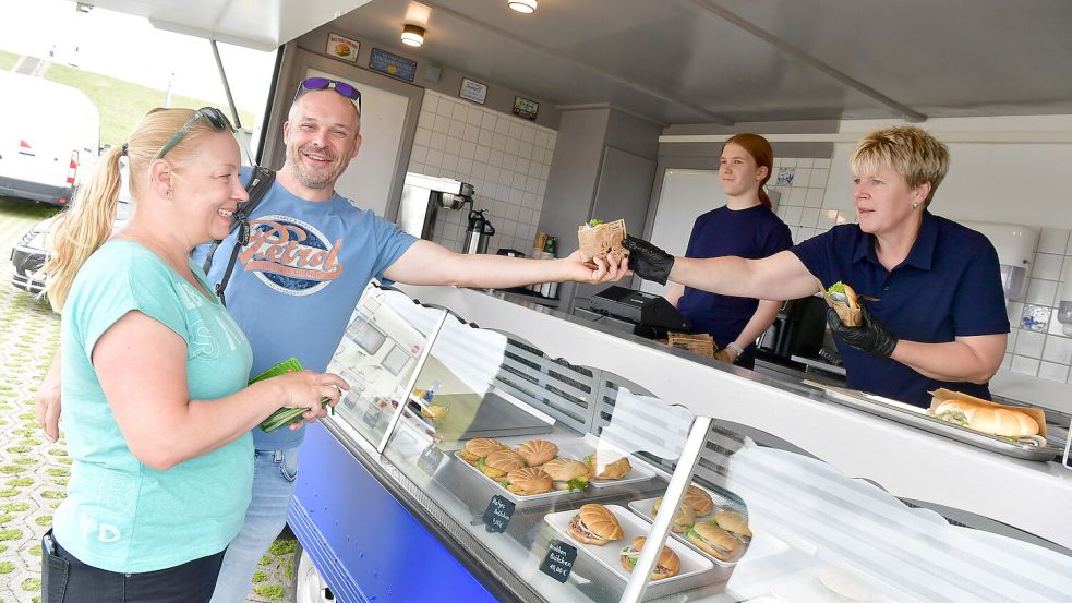 Seit dem 23. Juli 2025 gibt es wieder Fischbrötchen am Pilsumer Leuchtturm. Das freut auch die Urlauber Doreen und Ronny. Fotos: Heinz Wagenaar