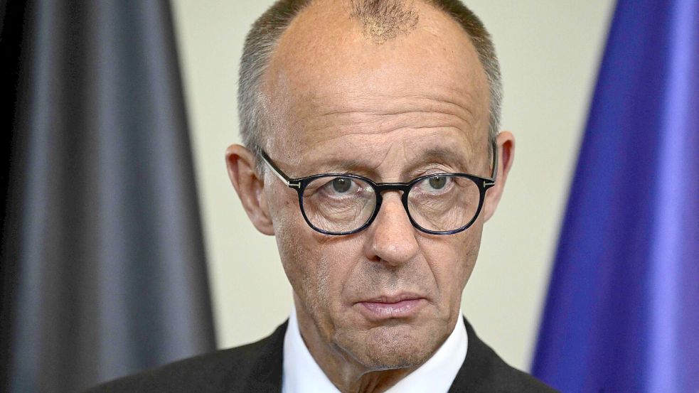 Er will eigentlich Personal sparen. Doch unter Kanzler Friedrich Merz hat die Bundesregierung vorerst mehr Leute statt weniger. Foto: afp/JOHN MACDOUGALL