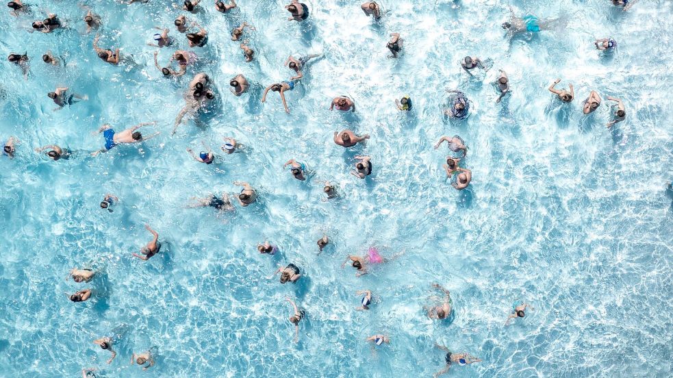 Laut DWD ist der Juli oft der wärmste Monat des Jahres. Für die Frühstarter heißt es bei Hitze: Ab ins Schwimmbad! (Symbolbild) Foto: Sebastian Kahnert/dpa