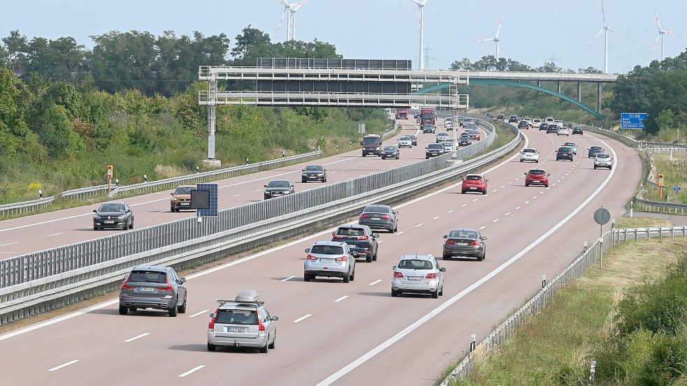 Urlauber mit einem frühen Ferienstart Ende Juni oder Anfang Juli haben in der Regel die besseren Karten. (Symbolbild) Foto: Heiko Rebsch/dpa