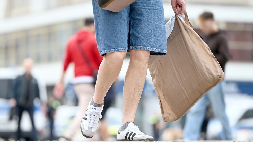 Wer Ende Juli und Anfang August nach Sommer- und Bademode sucht, kann sich in vielen Läden über Schnäppchen freuen. (Symbolbild) Foto: Malin Wunderlich/dpa