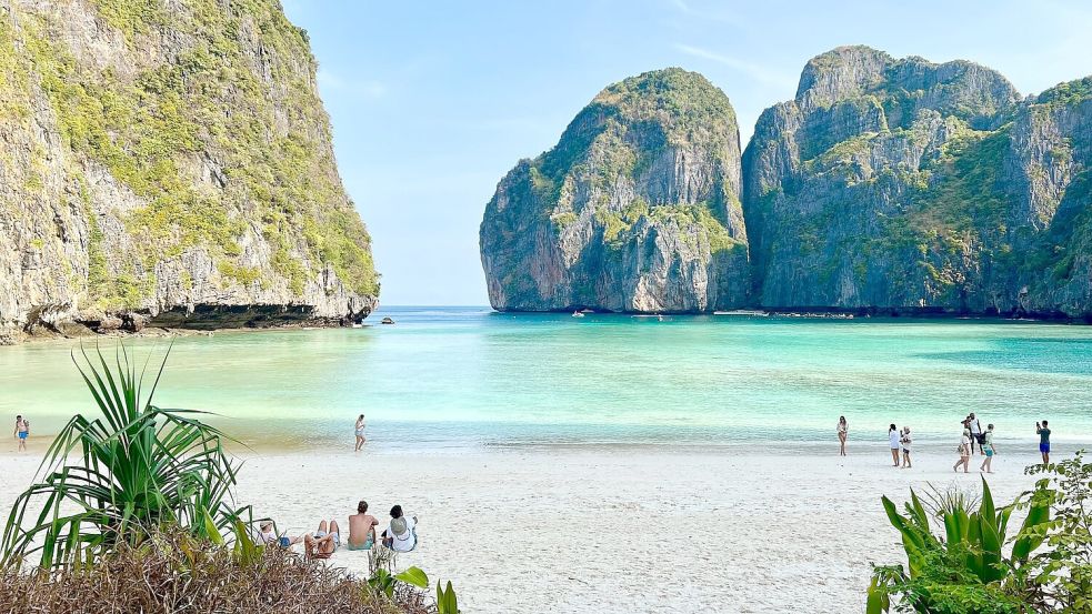 Nachdem „The Beach“ in die Kinos gekommen war, litt die traumhafte Maya Bay jahrelang unter Massentourismus. Foto: Carola Frentzen/dpa