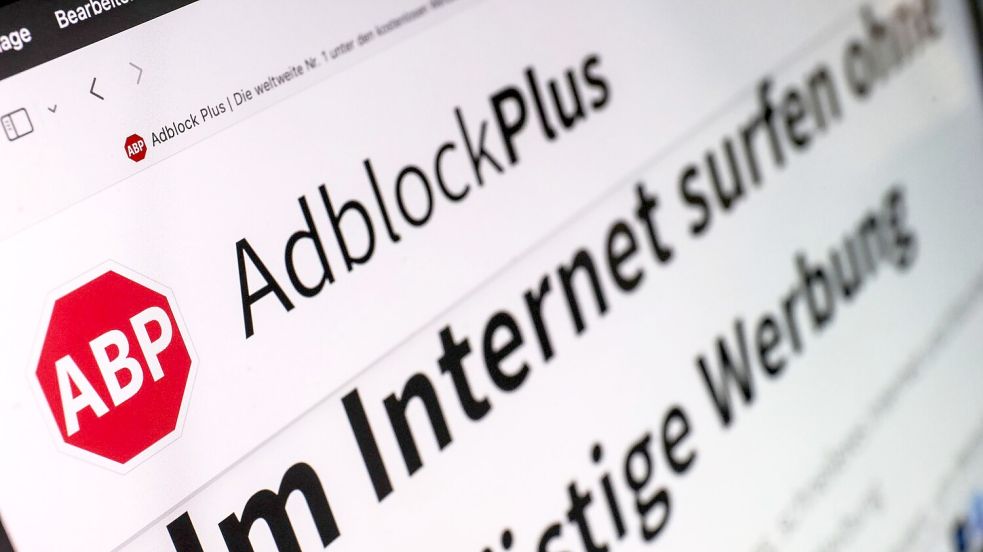 Mit Werbeblockern können Nutzerinnen und Nutzer im Internet lästige Werbung unterdrücken. (Archivbild) Foto: Oliver Berg/dpa