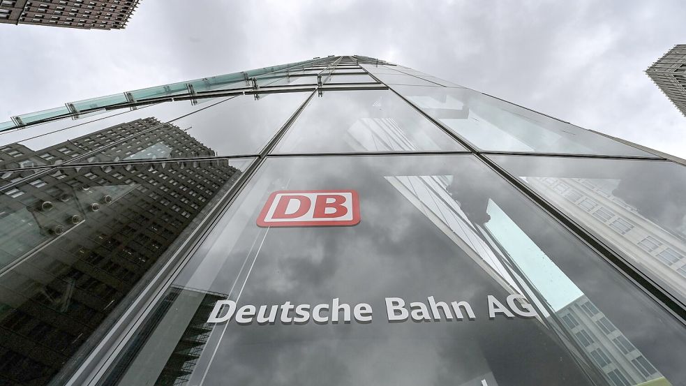 Im ersten Halbjahr 2025 hat die Bahn Verluste im dreistelligen Millionenbereich eingefahren. (Archivbild) Foto: Jens Kalaene/dpa