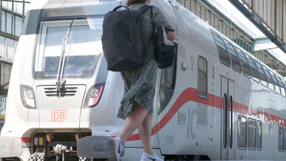 Die Pünktlichkeit im Fernverkehr hat sich in den ersten sechs Monaten kaum verbessert, auch bei der Auslastung von ICE- und IC-Zügen hinkt die Bahn ihren Zielen hinterher. (Archivbild) Foto: Bernd Weißbrod/dpa