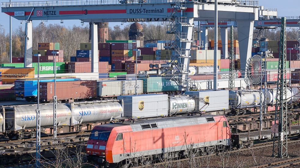 Der Güterverkehr ist eines der größten Sorgenkinder innerhalb des Konzerns. (Archivbild) Foto: Hendrik Schmidt/dpa
