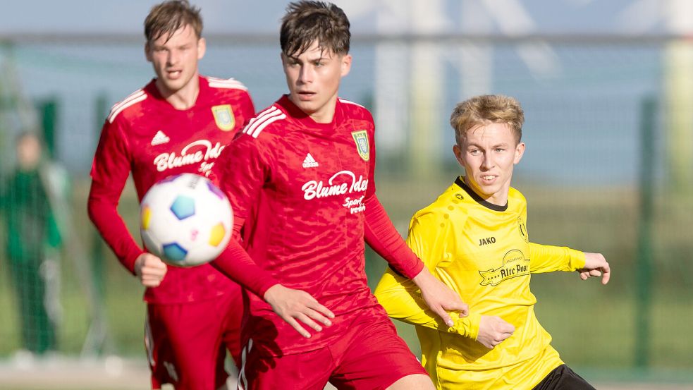 Die Spitze im Blick: Der TuS Pewsum (Mitte Tjado Ringena) gehört zu den Top-Titelkandidaten in der Bezirksliga. Dem TuS Middels (rechts Felix Schmauder) werden Außenseiter-Chancen eingeräumt. Am Sonntag treffen die beiden Teams am ersten Spieltag aufeinander. Archivfoto: Jens Doden, Emden