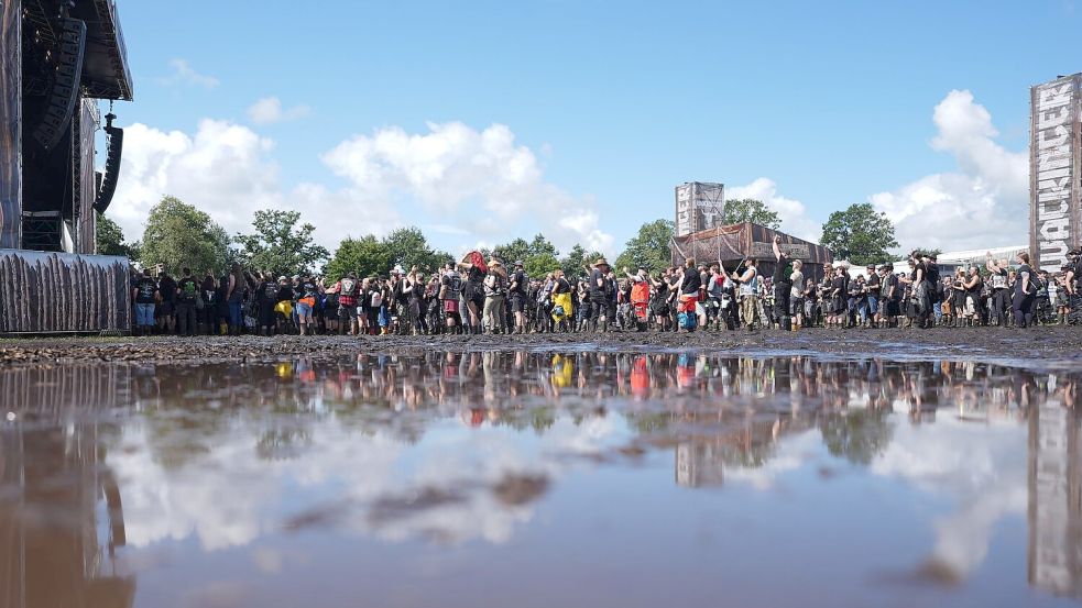 Nach dem Dauerregen zeigt sich auch die Sonne über dem Wacken Open Air. Foto: Marcus Brandt/dpa
