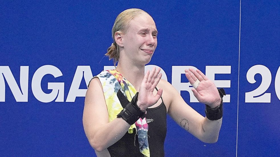 Die Bedeutung der Silbermedaille ist Pauline Pfeif anzusehen. Foto: Ng Han Guan/AP/dpa