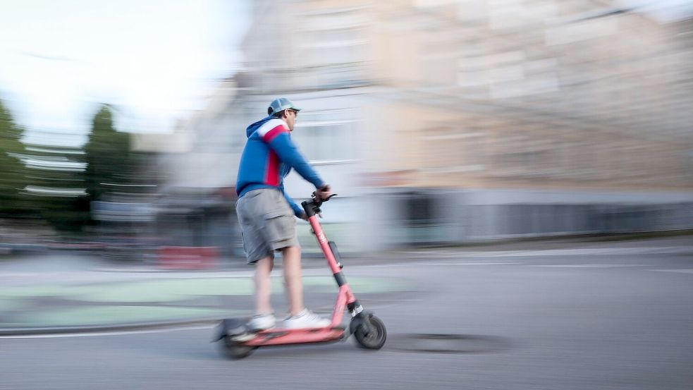 Mehr als die Hälfte aller E-Scooter-Unfälle registrierte die Polizei in großen Städten. (Symbolbild) Foto: Christian Charisius/dpa