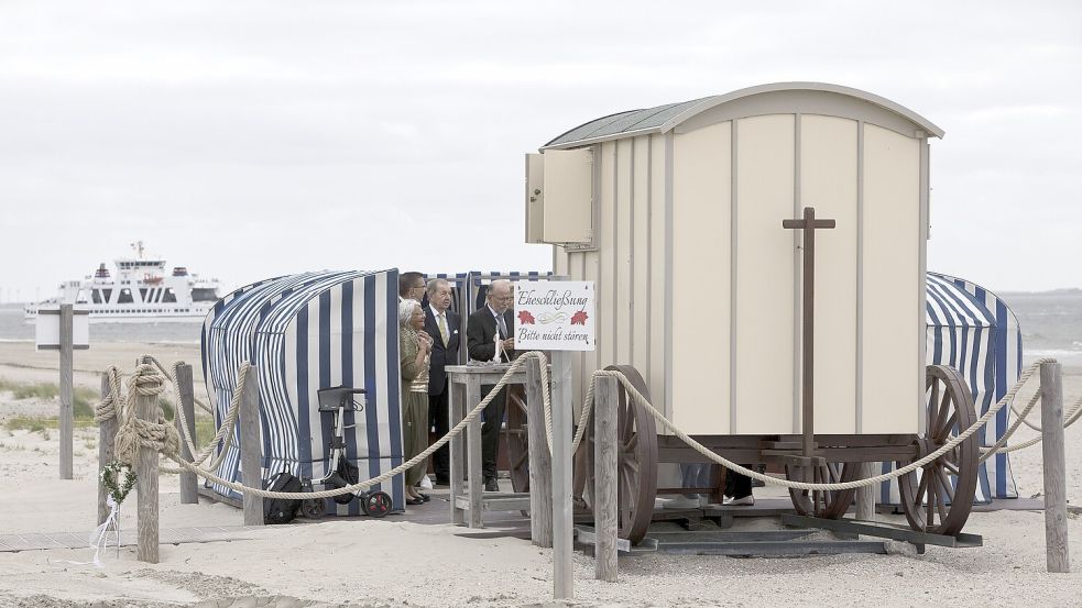 Wer am Strand von Norderney im Badekarren heiratet, hofft natürlich auf gutes Wetter. Foto: MAGO / Zoonar.com/Stefan Ziese