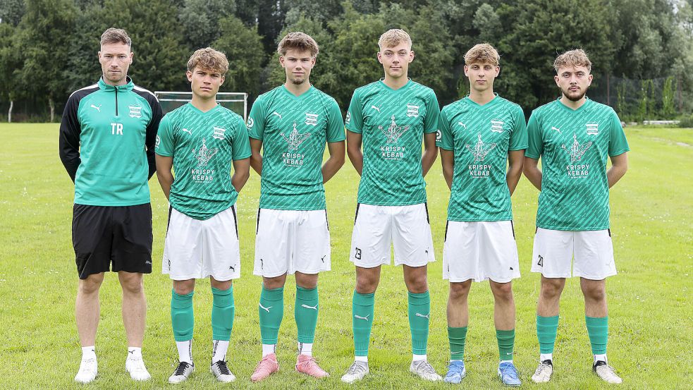 Der neue Trainer Patrick Bygus (von links) mit den Neuzugängen Mathis Liedtke, Tammo Saueressig, Felix Mastnak, Emil Axt und Jona Mastnak. Foto: Doden/Emden