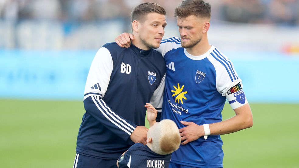 Der neue Kapitiän (rechts) Dennis Engel tauscht sich mit Co-Trainer Bastian Dassel aus. In Drochtersen hofft Kickers auf die ersten Punkte. Foto: Doden/Emden