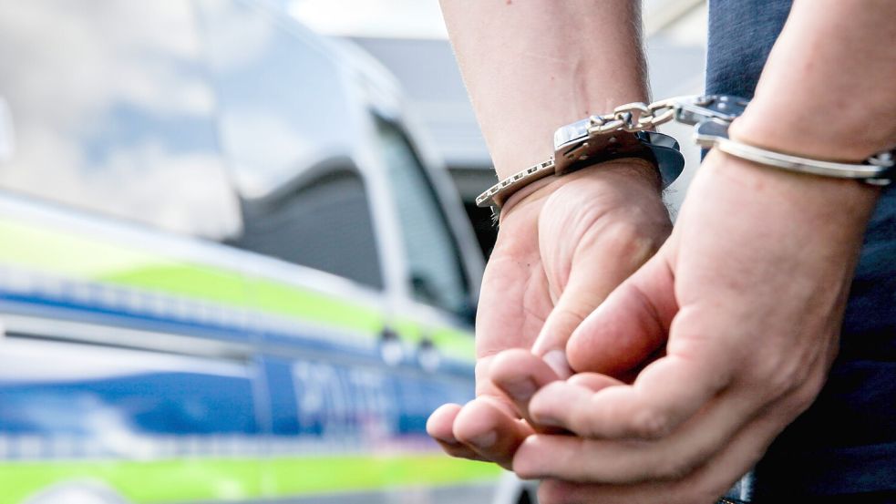 Polizisten haben einen Mann in Bremen festgenommen, der seinen Nachbarn mit einer Axt bedroht haben soll. Foto: IMAGO/Fotostand / K. Schmitt