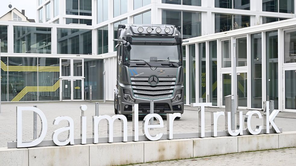 Unsichere Aussichten: Daimler Truck kürzt Prognose. (Archivbild) Foto: Bernd Weißbrod/dpa
