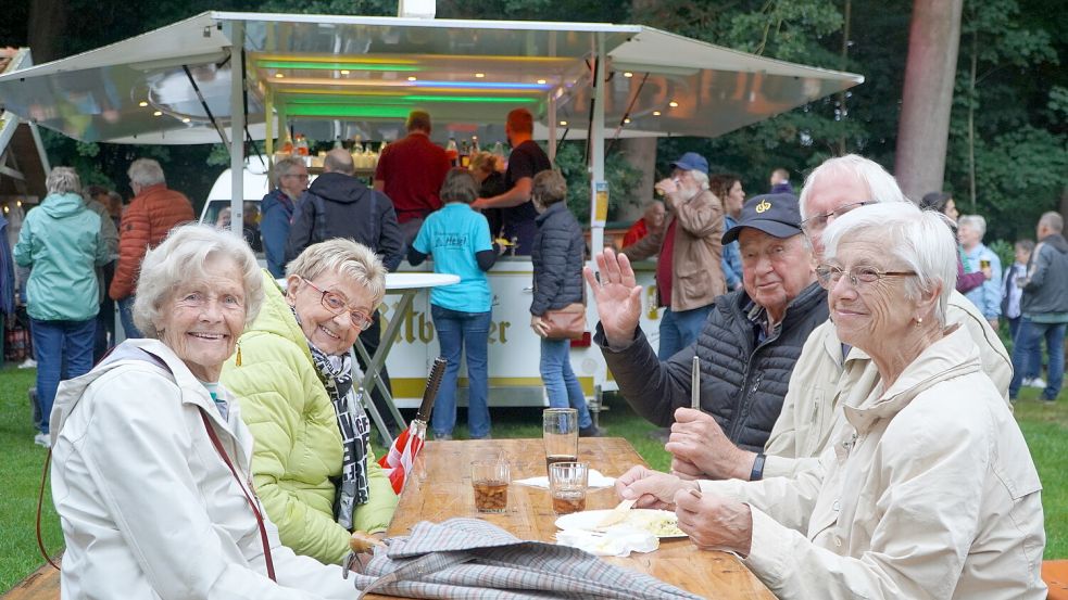 Einige Gäste trotzten dem durchwachsenen Wetter. Foto: Jan Rehaag