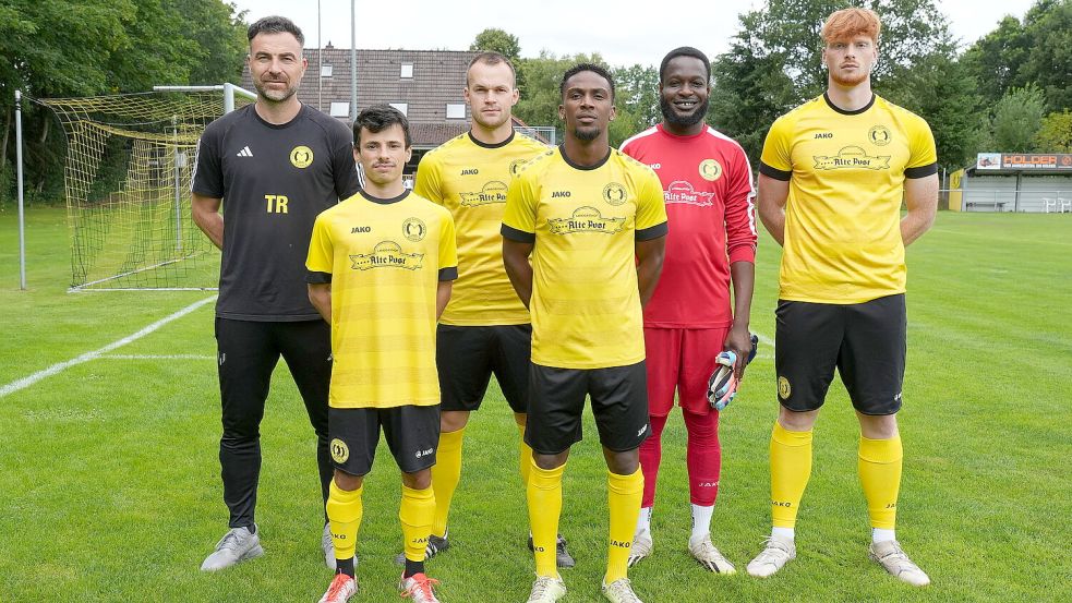 Trainer Tobias Ryl (von links) mit den Neuzugängen Damian Tam, Ralf Meiners, Ronaldo Raul Abaga Edu, Derek King und Luca Freese. Es fehlen auf dem Bild Elmedin Ramadani, Michael Grünjes und Kasper Kempisty. Foto: Heiner Steenhoff