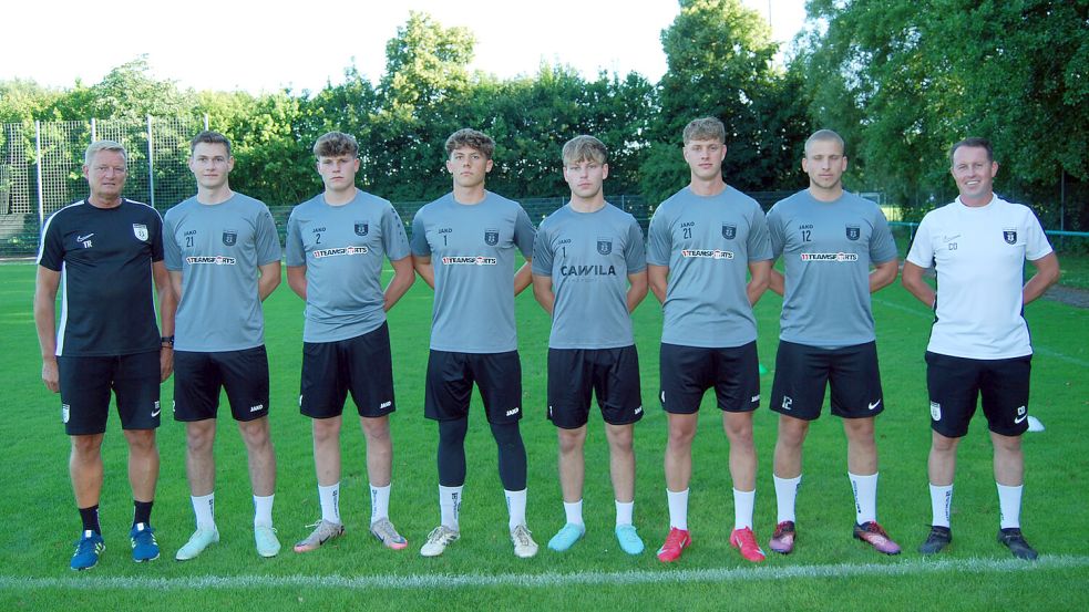 Trainer Ralf Ammermann (1. von links) und Co-Trainer Dennis Rose (1. von rechts) mit den Neuzugängen (von links) Jörn Grosch, Luca Kaput, Jakob Mülder, Arne Berends, Nick Kassmann und Keno Buß. Foto: Reemts