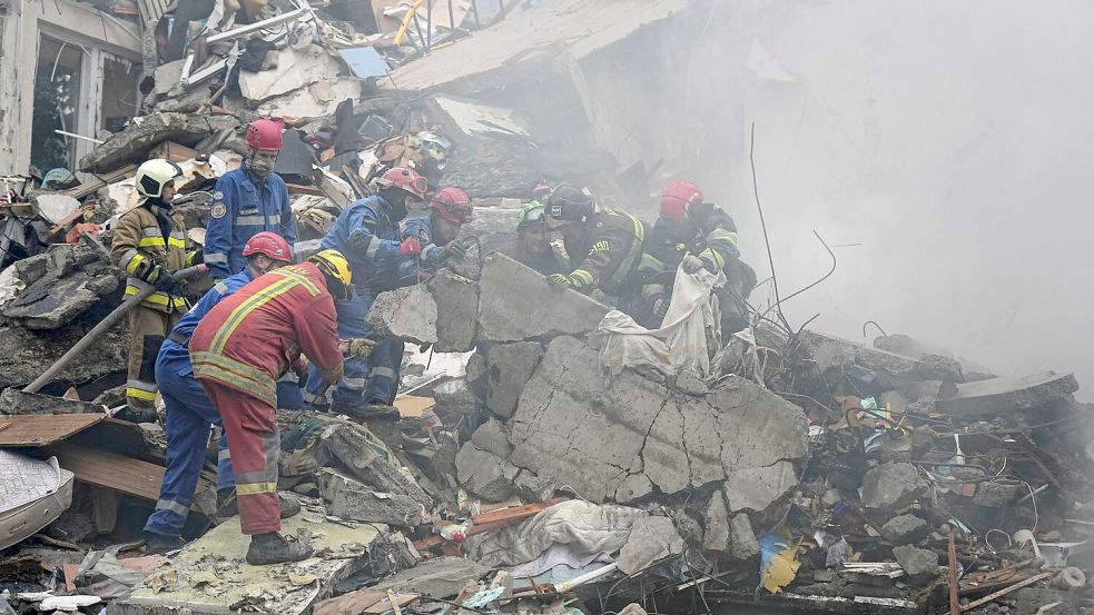 Retter suchen nach Vermissten und finden bis zum Abend 15 Tote. Foto: Efrem Lukatsky/AP/dpa