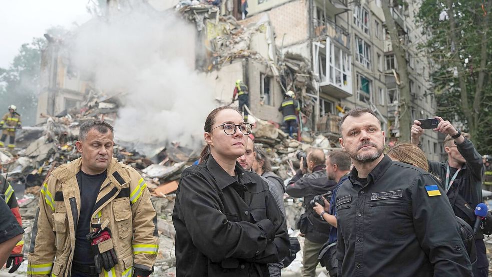 Ministerpräsidentin Swyrydenko macht sich ein Bild der Lage. Foto: Efrem Lukatsky/AP/dpa