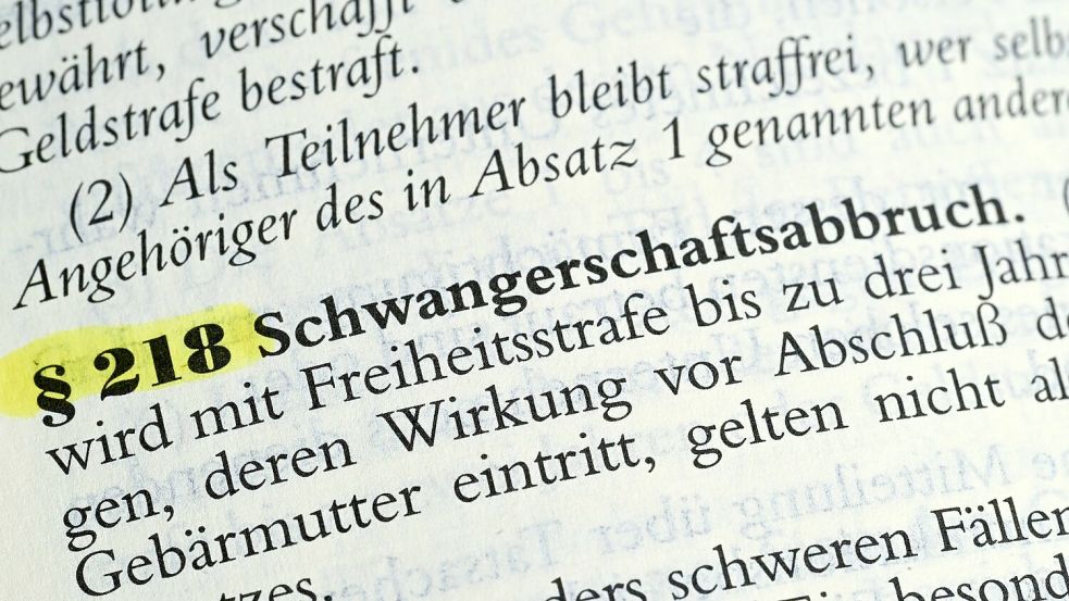 Ein rechtlicher Streit um Schwangerschaftsabbrüche wird am Arbeitsgericht Hamm verhandelt. (Archivbild) Foto: Bernd Weißbrod/dpa