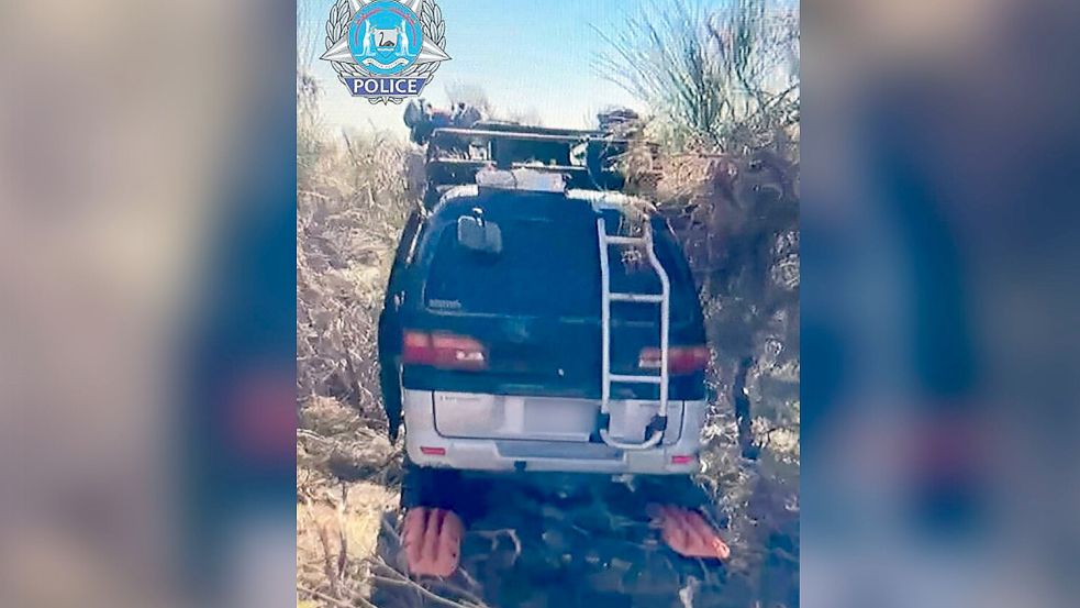 Der schwarze Mitsubishi-Van stand in dichtem Buschland mitten im Outback. Foto: Supplied/WESTERN AUSTRALIA POLICE/AAP/dpa
