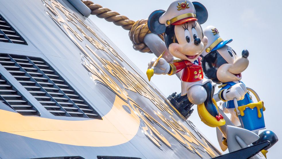Ganz im Zeichen des Entertainments: Disney-Figuren hängen am Heck des Kreuzfahrtschiffs „Disney Adventure“. Demnächst wird die „Disney Destiny“ ausgedockt. Foto: Jens Büttner/dpa/Archiv