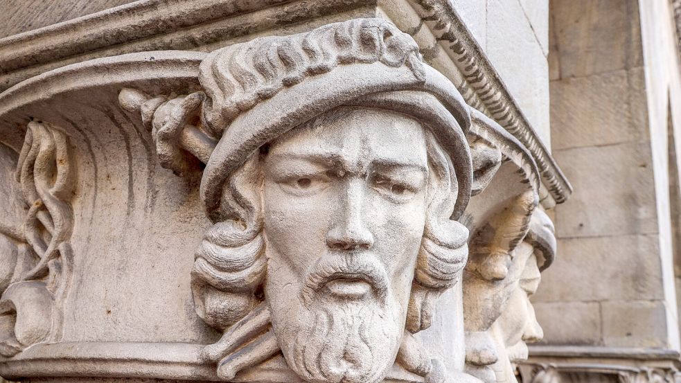 Ein Anführer der Wiedertäufer ist an einem Kapitell einer Säule im Arkadengang des historischen Rathauses in Münster eingearbeitet. Foto: IMAGO/Rüdiger Wölk