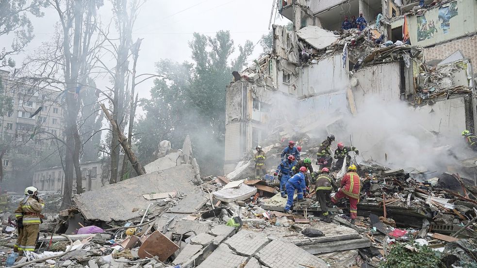 Nach dem massiven Angriff auf Kiew steigt die Zahl der Toten weiter - zudem wurden nach offiziellen Angaben rund 160 Menschen verletzt. (Archivbild) Foto: Efrem Lukatsky/AP/dpa