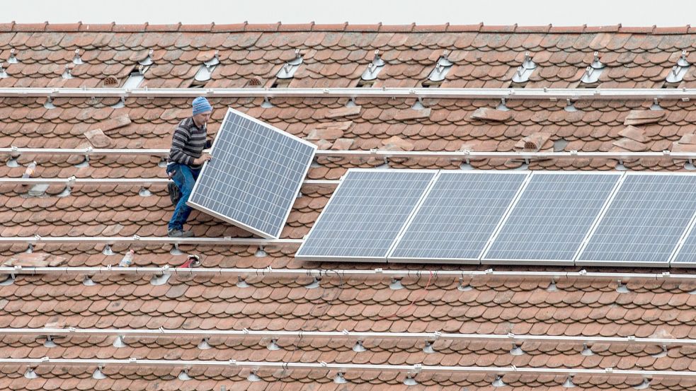 Auch wenn der Boom der vergangenen Jahre sich abschwächt: In Deutschland werden fleißig weiter Solaranlagen installiert - aber kaum mehr produziert. Foto: dpa/Armin Weigel