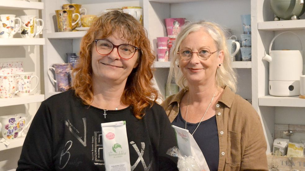 Christine Göbel (links) und Beate Hansen bieten Kunden gerne Tee zum Probieren an. Foto: Eva van Loh
