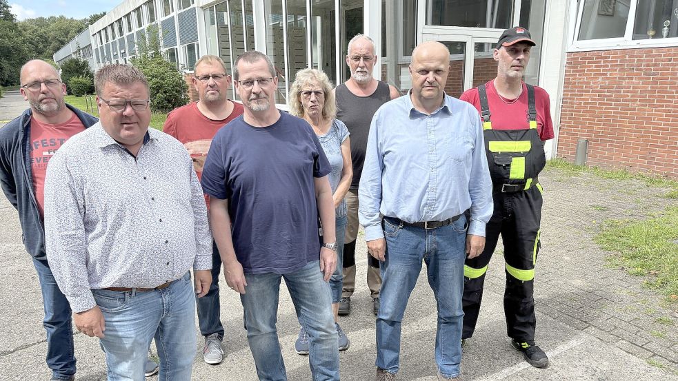 Thomas Gelder von der IG Metall (2. von links) und der Opti-Betriebsrat – Thomas Engelkens (von links), Rainer Schmidt, Guido Papencordt, Bärbel Baalmann, Schwerbehindertenbeauftragter Manfred Hoek, Wilfried Specker sowie Dieter Penning – setzten an diesem Donnerstag, 31. Juli 2025, die Opti-Belegschaft vom Verkauf des Werkes in Kenntnis. Foto: Marion Janßen